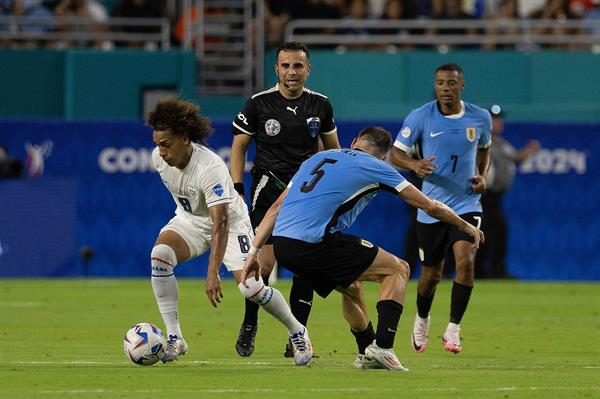 Adalberto 'Coco' Carrasquilla de Uruguay (8) y Manuel Ugarte de Uruguay. Foto: EFE