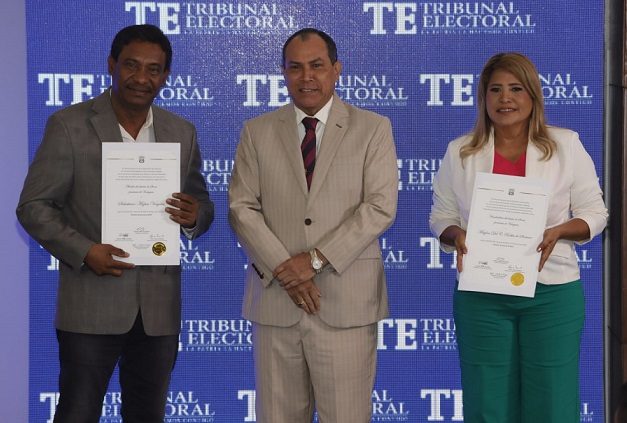 El trovador durante la entrega de las credenciales. Foto: Víctor Arosemena