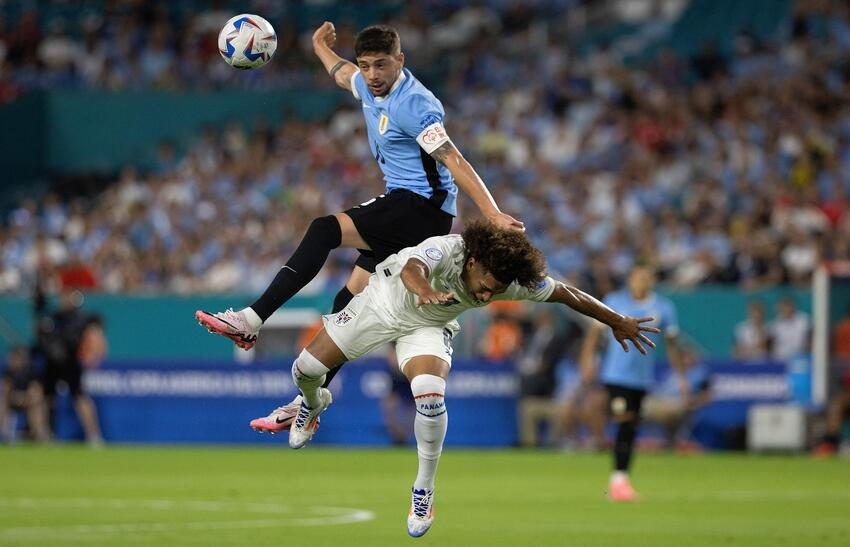 Federico Valverde disputa el balón con el panameño Adalberto Carrasquilla. Foto: EFE