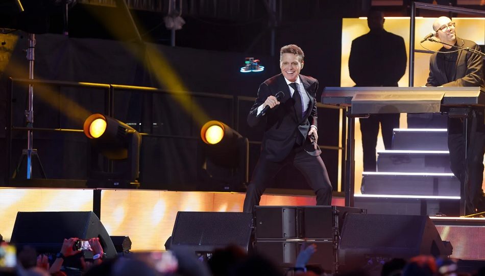 El cantante mexicano Luis Miguel actúa en la plaza de toros de Córdoba. Foto: EFE / Salas