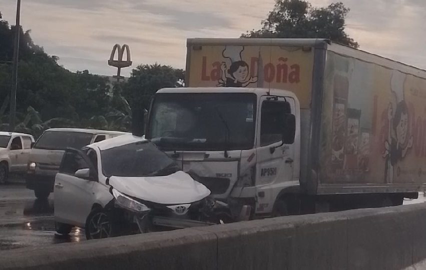 El accidente ocurrió a las 5 de la madrugada cuando la vía estaba mojada.