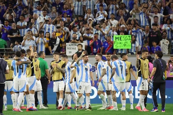 Jugadores de Argentina celebran su clasificación a semifinales en Copa América. Foto: EFE