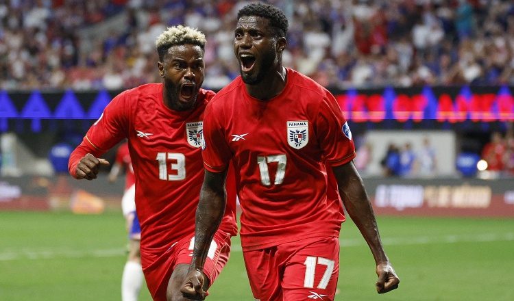 Los Freddy Góndola (izq.) y José Fajardo de la selección de Panamá. Foto: EFE