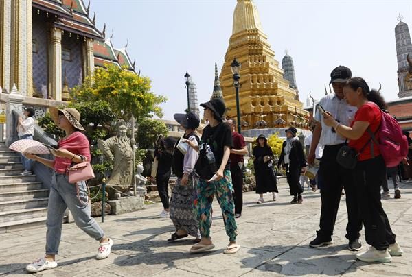 Turistas visitan el templo del Buda Esmeralda en el Gran Palacio de Bangkok. Foto: EFE/Archivo