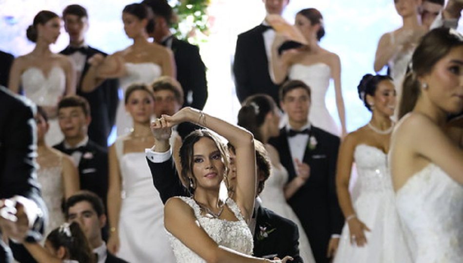 Coreografía de conjunto con debutantes y sus caballeros parejos acompañantes. Foto: Cortesía