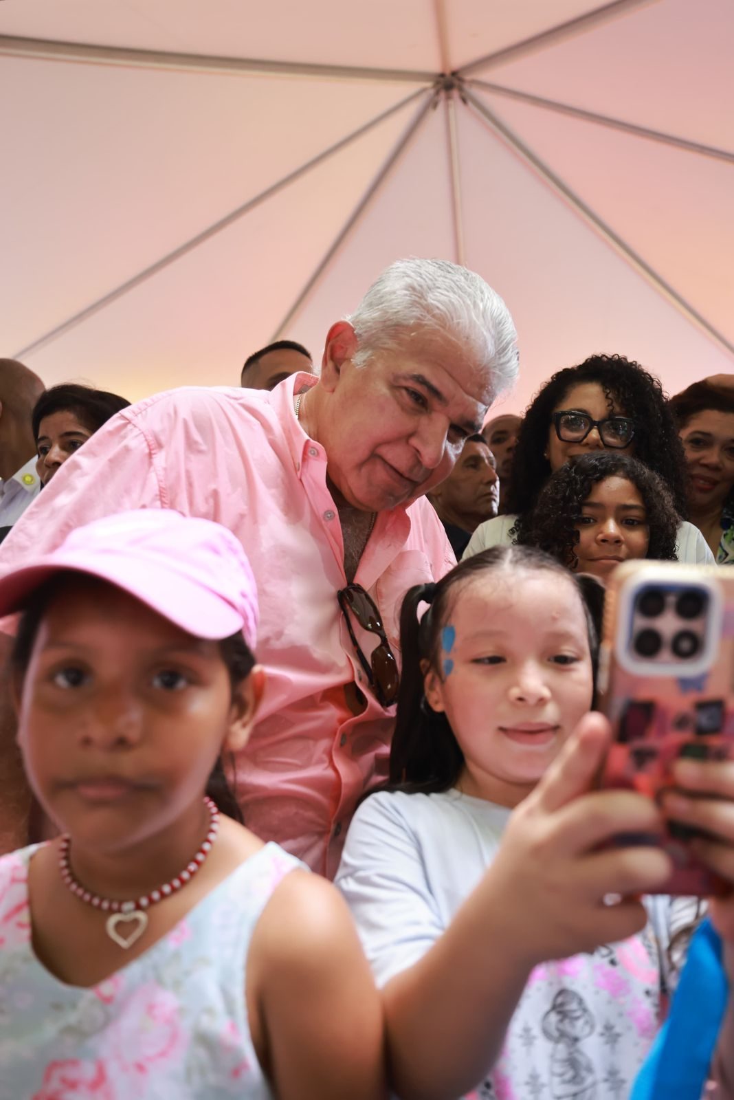 Mandatario tomándose fotos con los presentes.