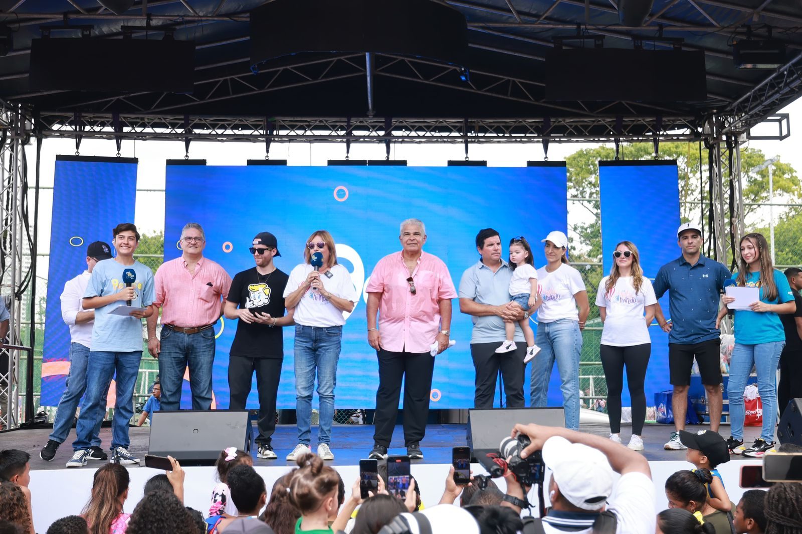 Autoridades del Gobierno junto al presidente y primera dama en la tarima.