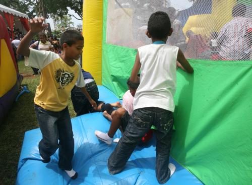 Niños celebran su día jugando en inflables. Foto: Cortesía
