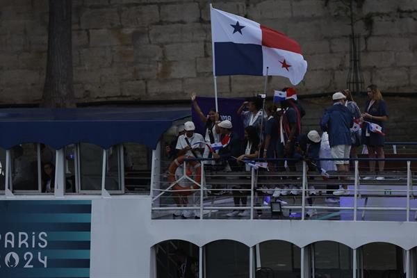 Hillary Heron con la bandera panameña en mano, saluda a la afición. Foto: EFE