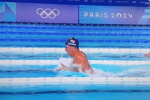 Tyler Christianson, ganó su heat en los 200 metros pecho.