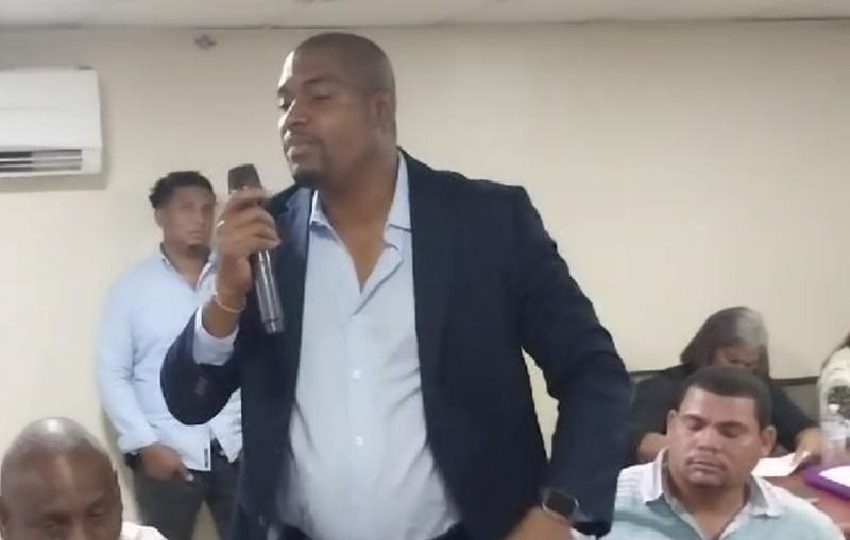 Ricardo Cerrud indicó que teme que en cualquier momento sea suspendido el servicio a la junta comunal. Foto. Diomedes Sánchez