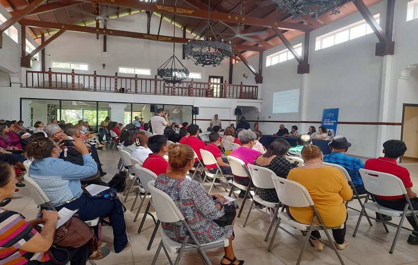 Profesores y padres de familia asistieron al evento. Foto: Vivian Jiménez