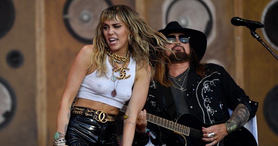 La actriz y cantante Miley Cyrus en concierto. Foto: EFE / EPA / NEIL HALL