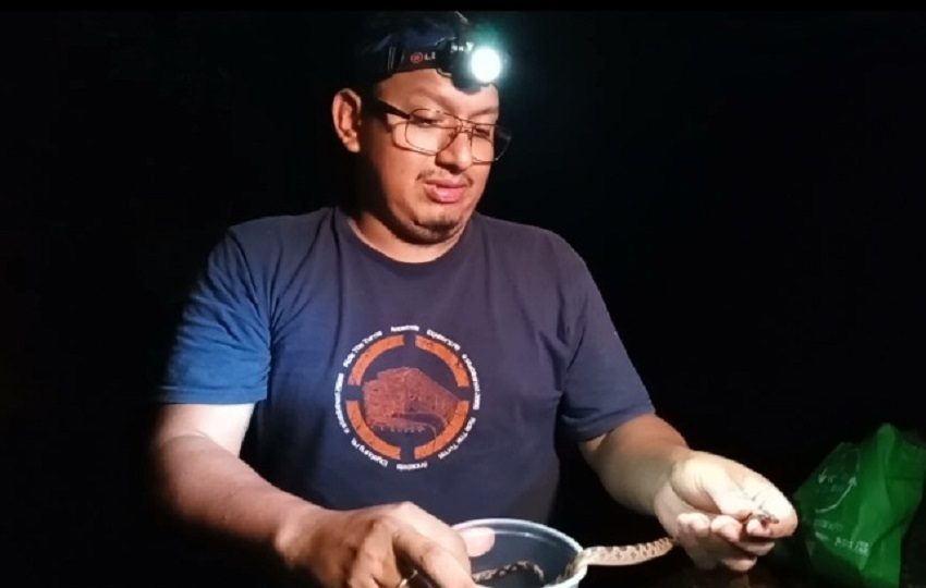Macario González durante una gira nocturna por Chucantí. Foto: Karol Lara