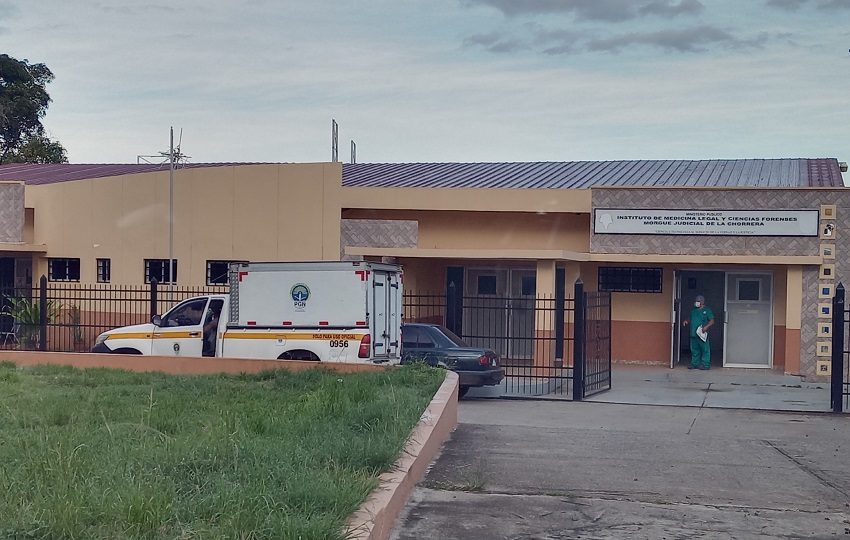 La esposa de la víctima, confirmó a las autoridades que se encontraba dentro de la casa al momento de escuchar las detonaciones, y al salir encontró a su pareja sin signos vitales. Foto. Eric Montenegro