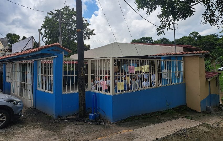 Un grupo de estudiantes protestaron dentro del centro educativo. Foto. Eric Montenegro