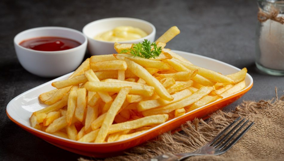 Las papas fritas es la guarnición y el complemento ideal de las comidas. Foto: Ilustrativa / Freepik