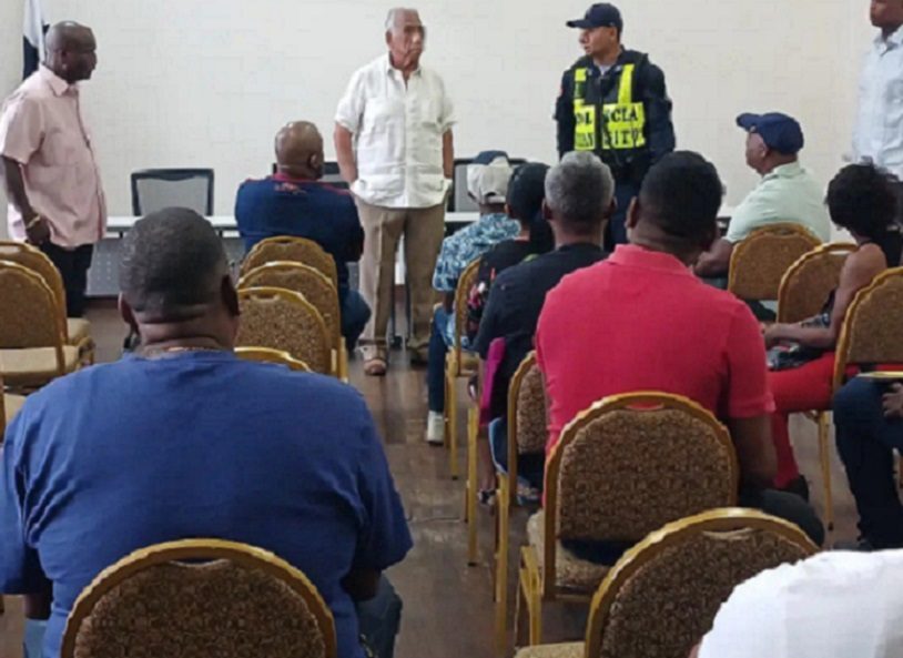  Tanto autoridades como taxistas se dirigieron a reunirse en la sede de la Gobernación. Foto: Diomedes Sánchez 