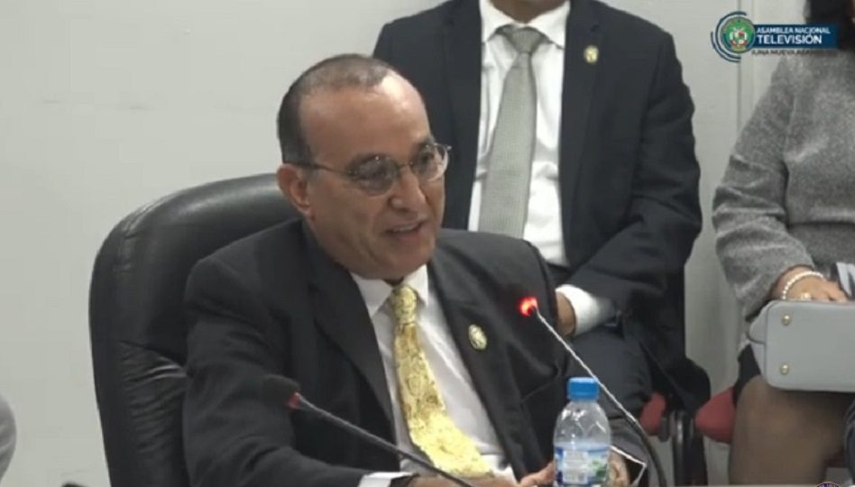 Rector de la UP, Eduardo Flores, durante su comparecencia en la AN.