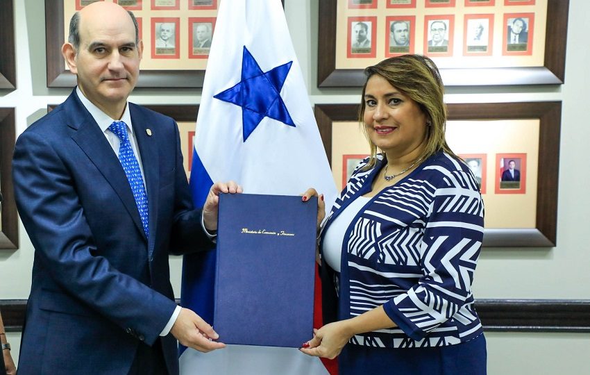Saquina Jaramillo, directora de la LNB, junto al ministro del MEF, Felipe Chapman. Foto: Cortesía