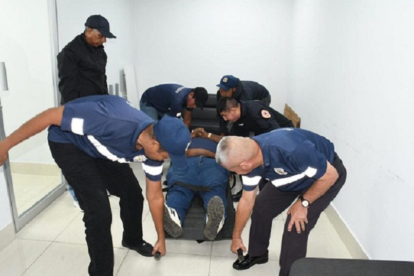 Se realizaron simulacros prácticos para que los participantes pudieran aplicar lo aprendido en un entorno controlado.Foto: Diomedes Sánchez