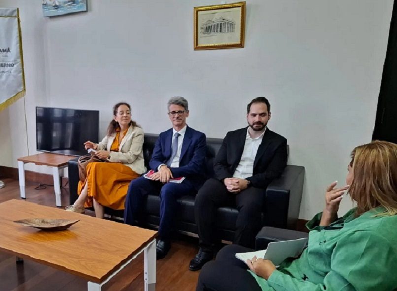 La delegación fue encabezada por Guzmán Palacios, Embajador de España en el país y su equipo de trabajo. Foto: Diomedes Sánchez 