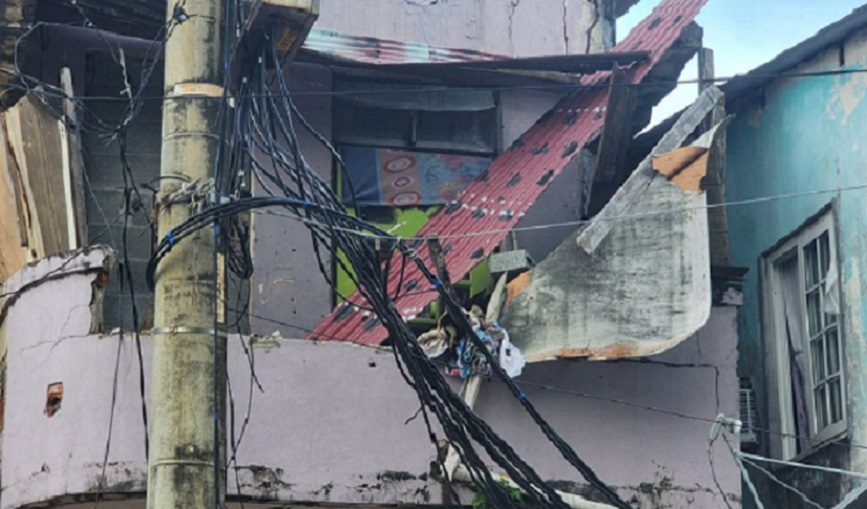 El desplome fue en el inmueble 2011, en la calle 2 avenida Justo Arosemena, tras un torrencial aguacero. Foto: Diomedes Sánchez