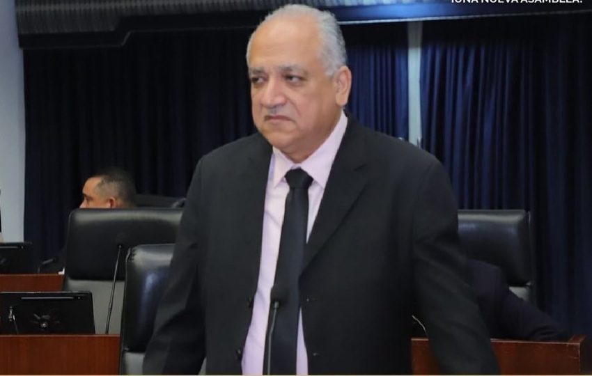El diputado Luis Eduardo Camacho respalda la iniciativa para devolver la celebración a noviembre. Foto: Cortesía