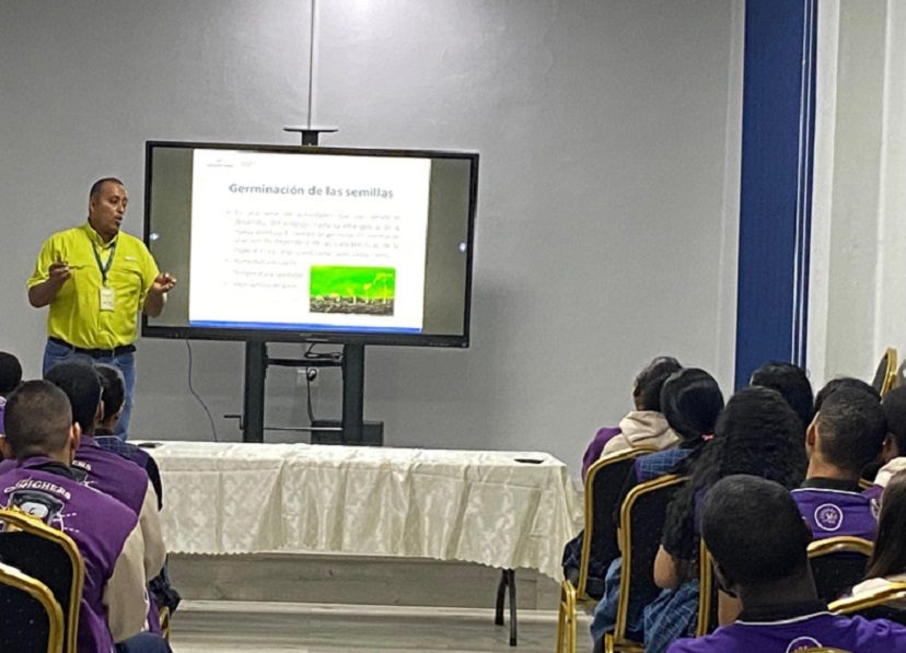 Los jóvenes fueron orientados en el establecimiento de viveros, recolección de semillas y germinación, Foto: Diomedes Sánchez
