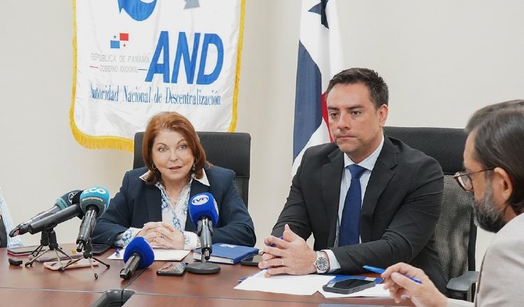 Roxana Méndez realizó una conferencia de prensa para anunciar las medidas. Cortesía