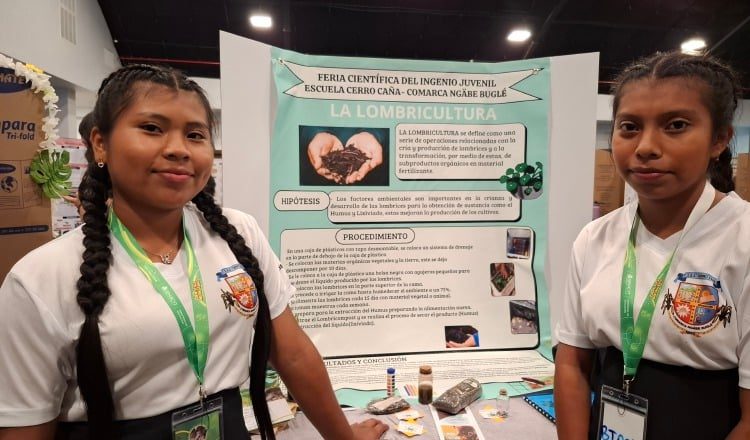 Las jóvenes estudiantes Mariela Carpintero y Mónica Venado durante la feria científica del Ingenio Juvenil.