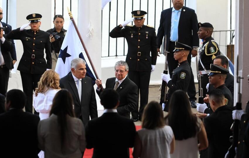 El abanderado de este 3 de noviembre es el doctor Orlando Quintero. Foto: Cortesía