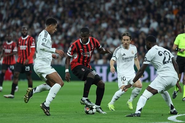 El centrocampista estadounidense del Milan, Yunus Musah, con el balón ante los jugadores del Real Madrid en la Champions League. Fotos: EFE
