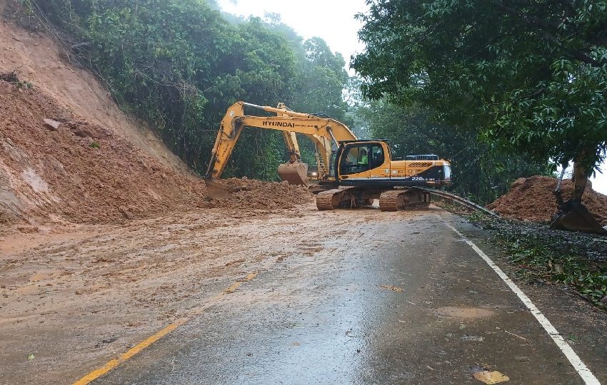 n la vía que conduce a Zapotillo de Las Palmas, personal del MOP, realizan trabajos de remoción de tierra que se encuentra en la vía producto de un deslizamiento causado por las fuertes lluvias. Foto. Sinaproc