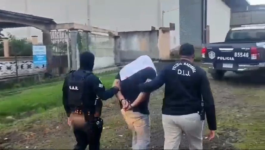 Ambos sujetos fueron aprehendidos en diligencia de allanamiento por el Ministerio Público en Playa Leona y Barrio Colón. Foto: Eric A. Montenegro. 