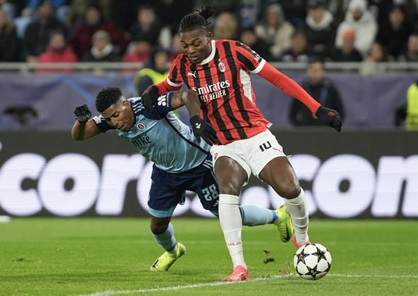 Rafael Leao del AC Milan (der.) disputa el balón ante el panameño César Blackman del Bratislava. Foto: EFE