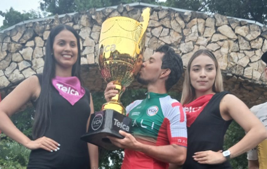Bolívar Espinosa besa la copa como campeón de la Vuelta a Chiriquí. Foto: Jaime Chávez