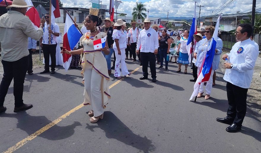  En la entrada de la comunidad del 20 dio inicio a los desfiles Patrios, en Nuevo San Juan. Foto: Diómedes Sánchez.