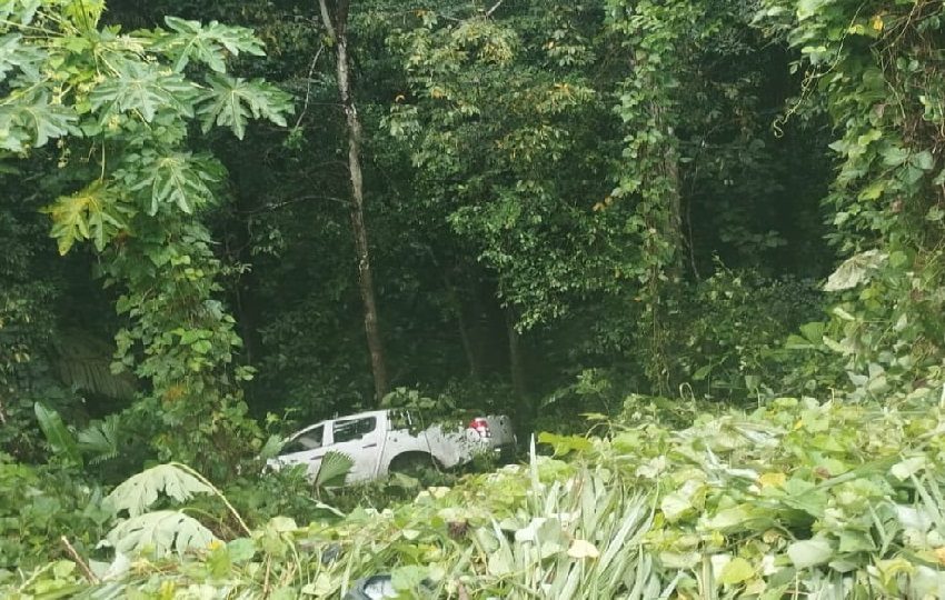 Alberto Cañate conducía un auto pick-up que fue a dar a un barranco. Foto. Diomedes Sánchez