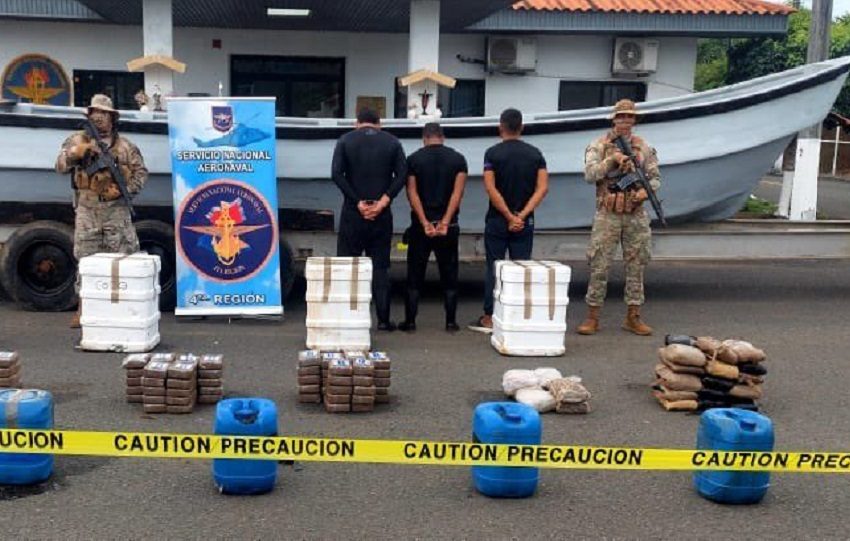 En Punta Mala, fueron detenidos tres tripulantes de la lancha artesanal: dos panameños y un colombiano. Foto. Senan