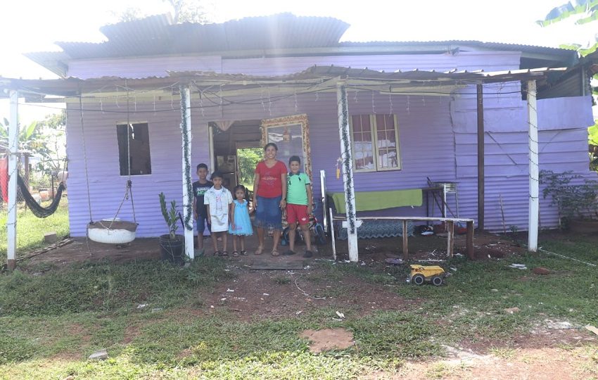 Con la venta de dulces desde la pandemia a salido adelante. Foto. Mides