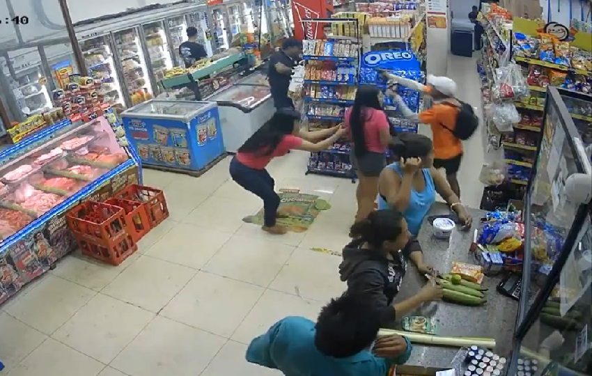 Los cinco asaltantes ingresaron al local arma en mano.