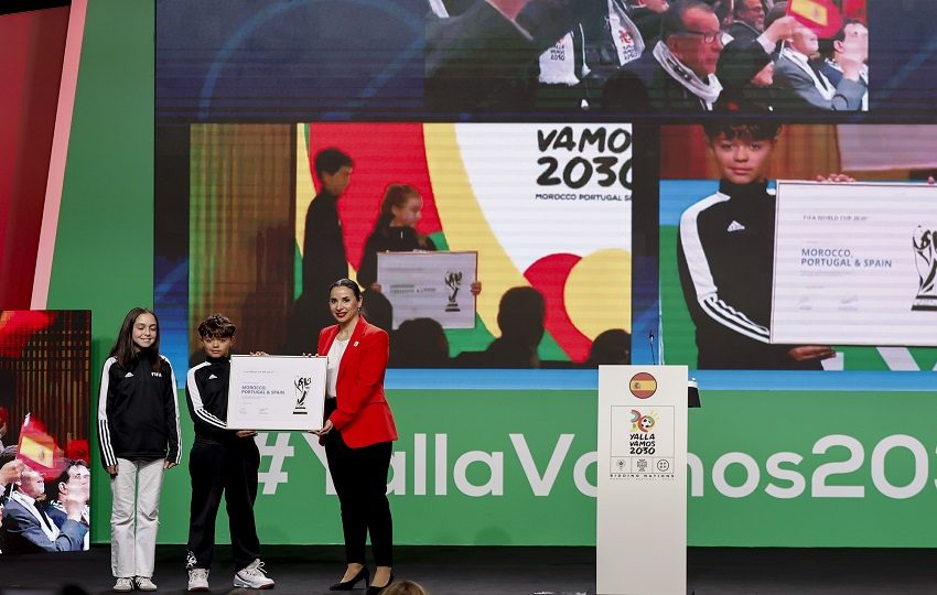 La nueva presidenta interina de la RFEF, María Ángeles García Chaves 'Yaye' (d), recoge el diploma que acredita a España, junto a Marruecos y Portugal, como sedes organizadoras del Mundial de fútbol 2030 de la FIFA. Foto: FIFA
