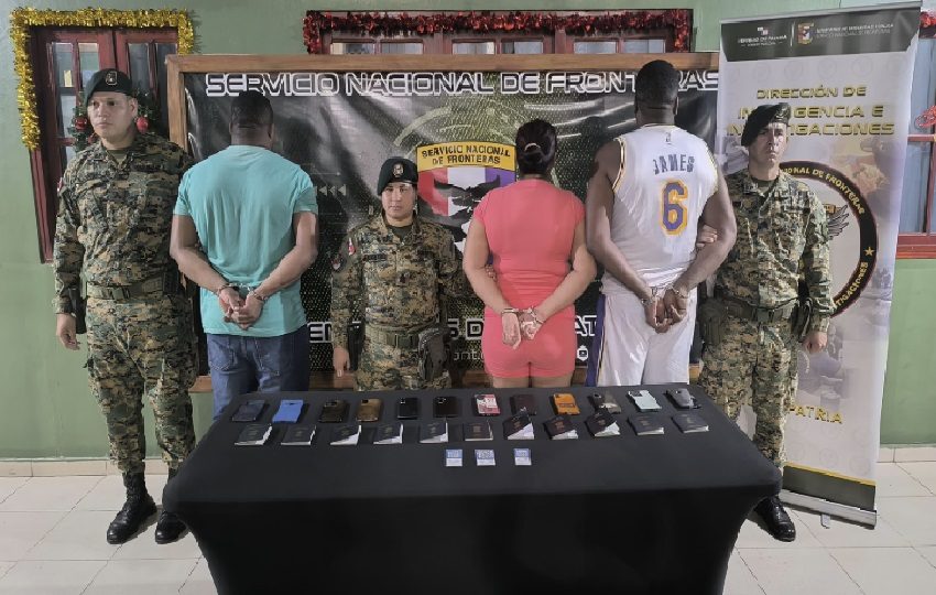 La investigación inició el pasado 11 de diciembre cuando unidades del Senafront soprendieron al funcionario tratando de sacr del país a una adolescente. Foto. Senafront