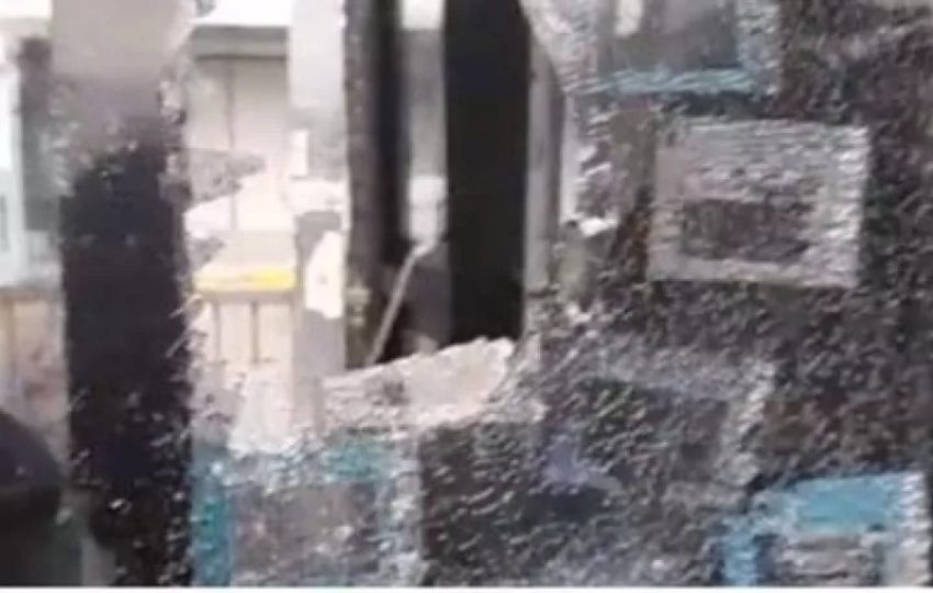 Indigente rompe el vidrio de un metrobús. Foto: Cortesía.