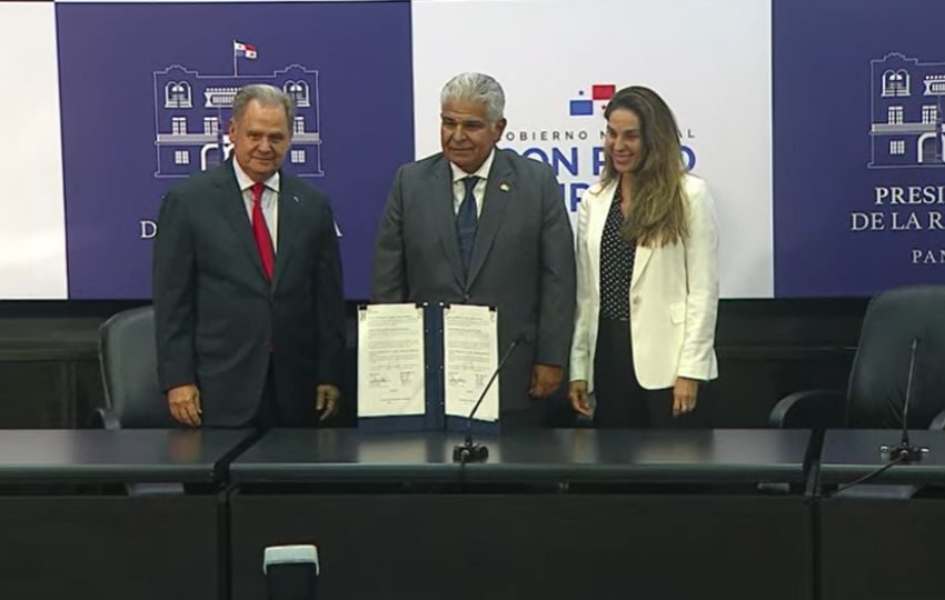Firma del contrato para la asesoría técnica.