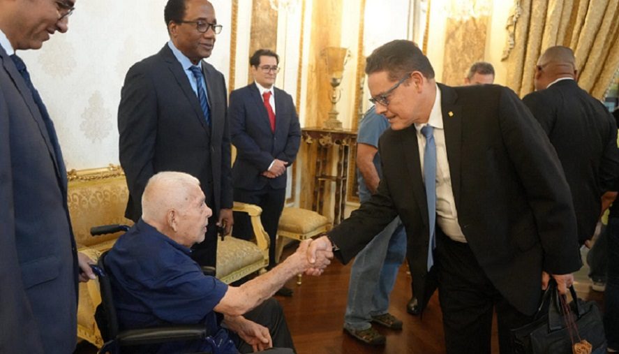 El Ministro de Seguridad Pública, Frank A. Ábrego y el Director del SPI, Óscar Beitia, le dieron la medalla de Servicio distinguido del SPI. Foto: Cortesía.