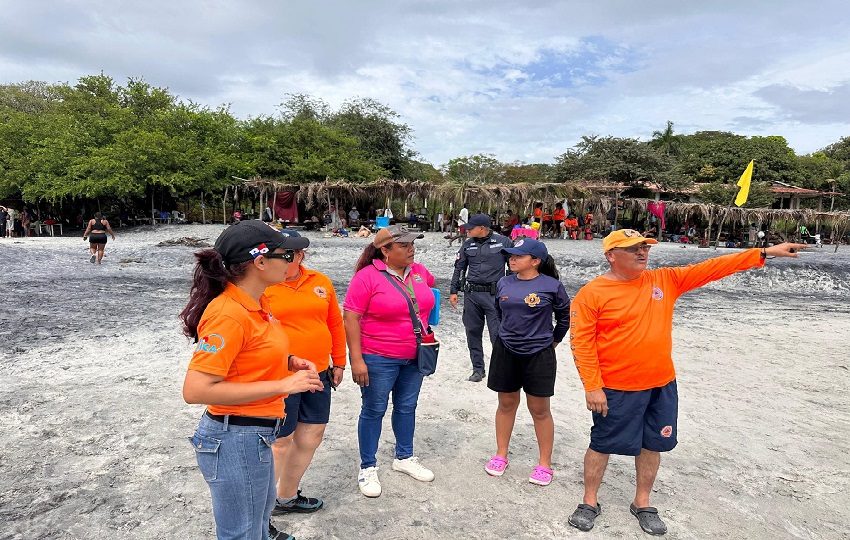 En Playa Gorogona se realizó un recorrido  con el apoyo de varios estamentos. Foto. Sinaproc