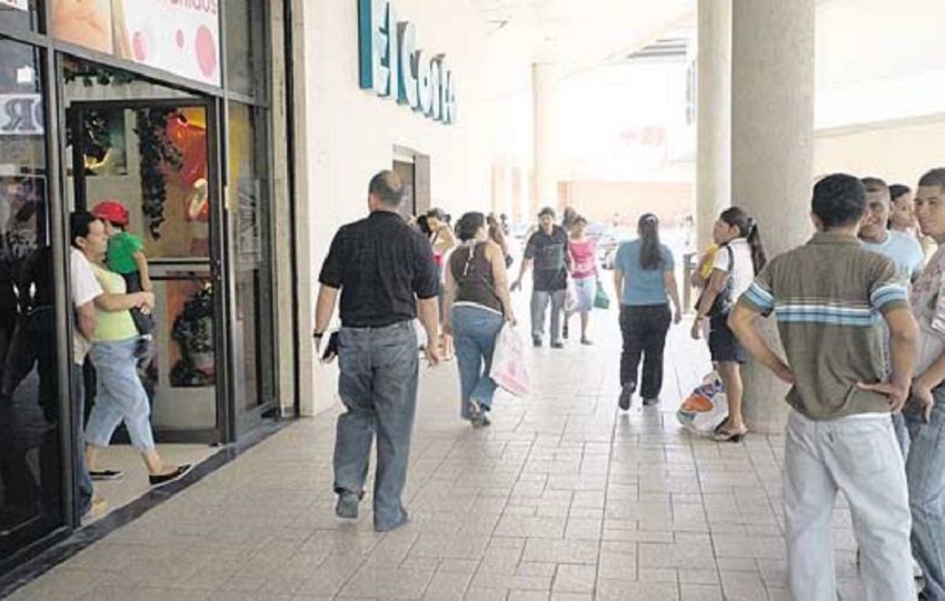 Este diciembre aumentó el tráfico de visitantes en los centros comerciales respecto a 2023.