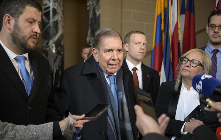 El líder opositor venezolano Edmundo González Urrutia (c) da declaraciones luego de una reunión privada con el secretario de la OEA Luis Almagro. Foto: EFE